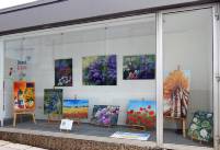 Wechselnde Ausstellungen im Schaufenster des Vereins im Einkaufszentrum Baunatal